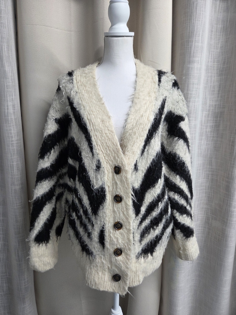 POL Ivory Black Fuzzy Chunky Snug Cardigan Size S